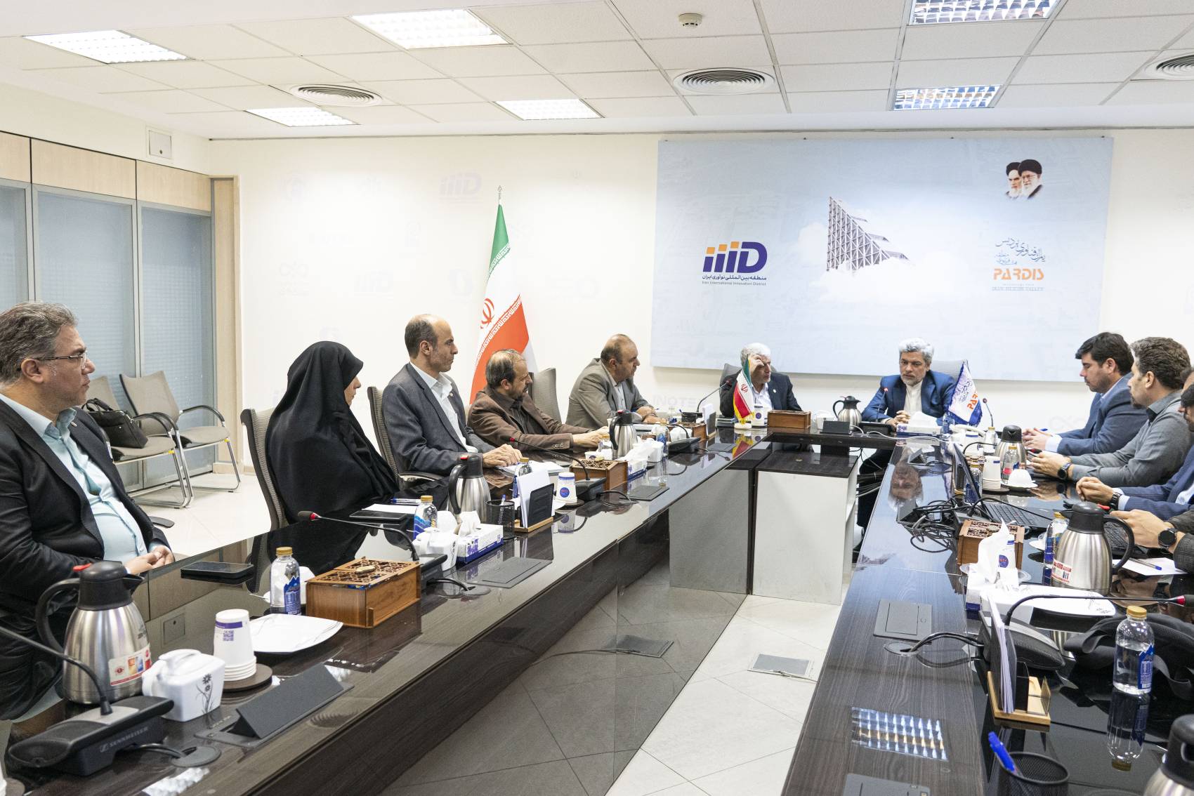 رئيس جامعة “خواجه نصير الدين الطوسي” يقوم بجولة تعريفية في منطقة الابتكار الدولية الإيرانية (IIID)